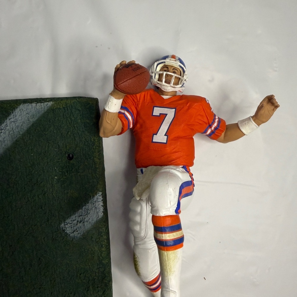 American Football Figurine — Elway and Delhomme (6–9 in) used, Action Figures - Picture 4 of 10
